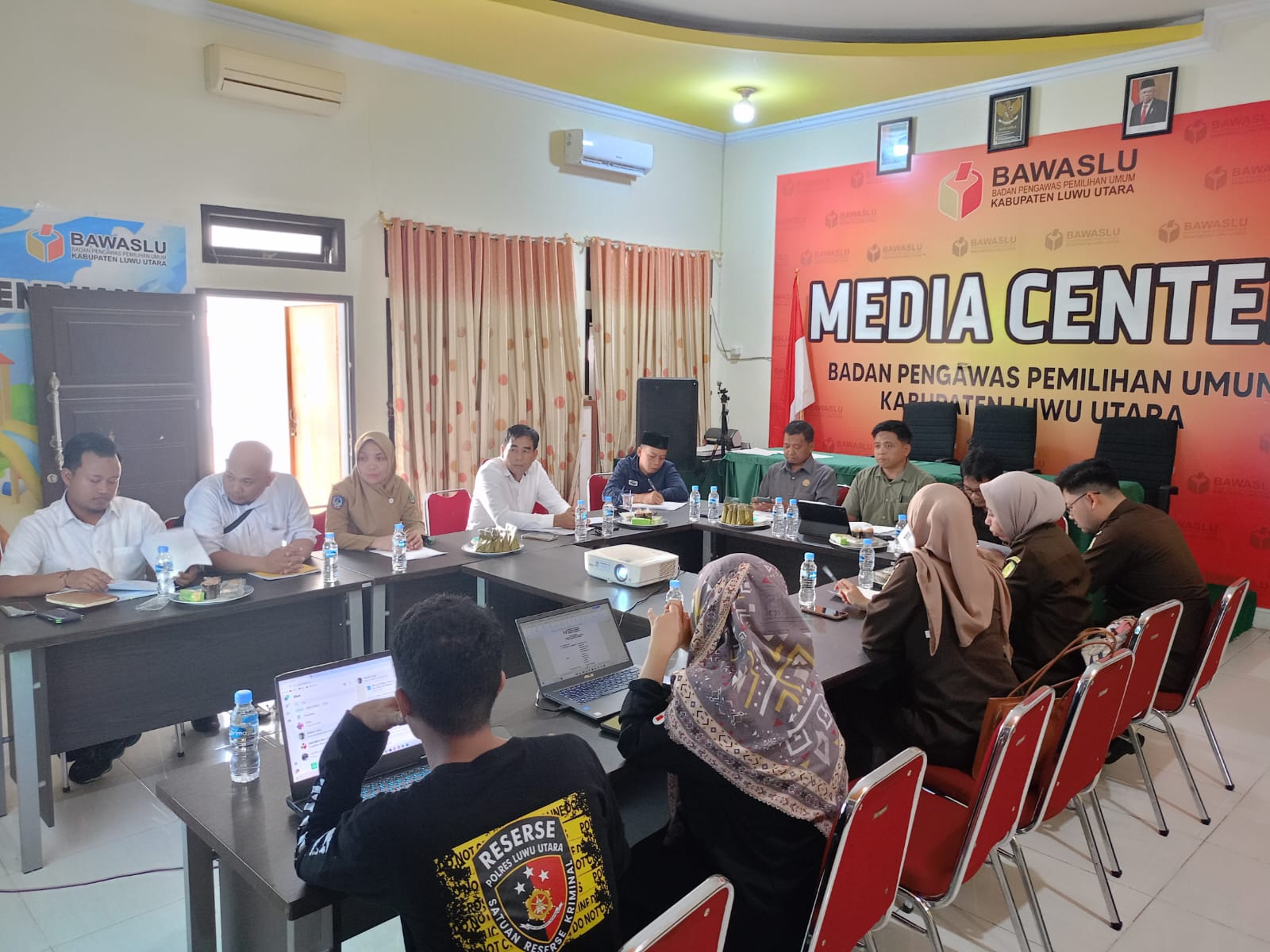 Rapat Koordinasi bersama Gakkumdu Membahas Terkait 2 Oknum Kepala Desa yang melanggar Netralitas 