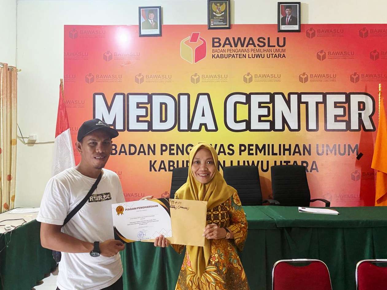 Koordinator Sekretariat Bawaslu Kabupaten Luwu Utara Nurmaidah serahkan langsung sertifikat penghargaan kepada ex Panwascam 