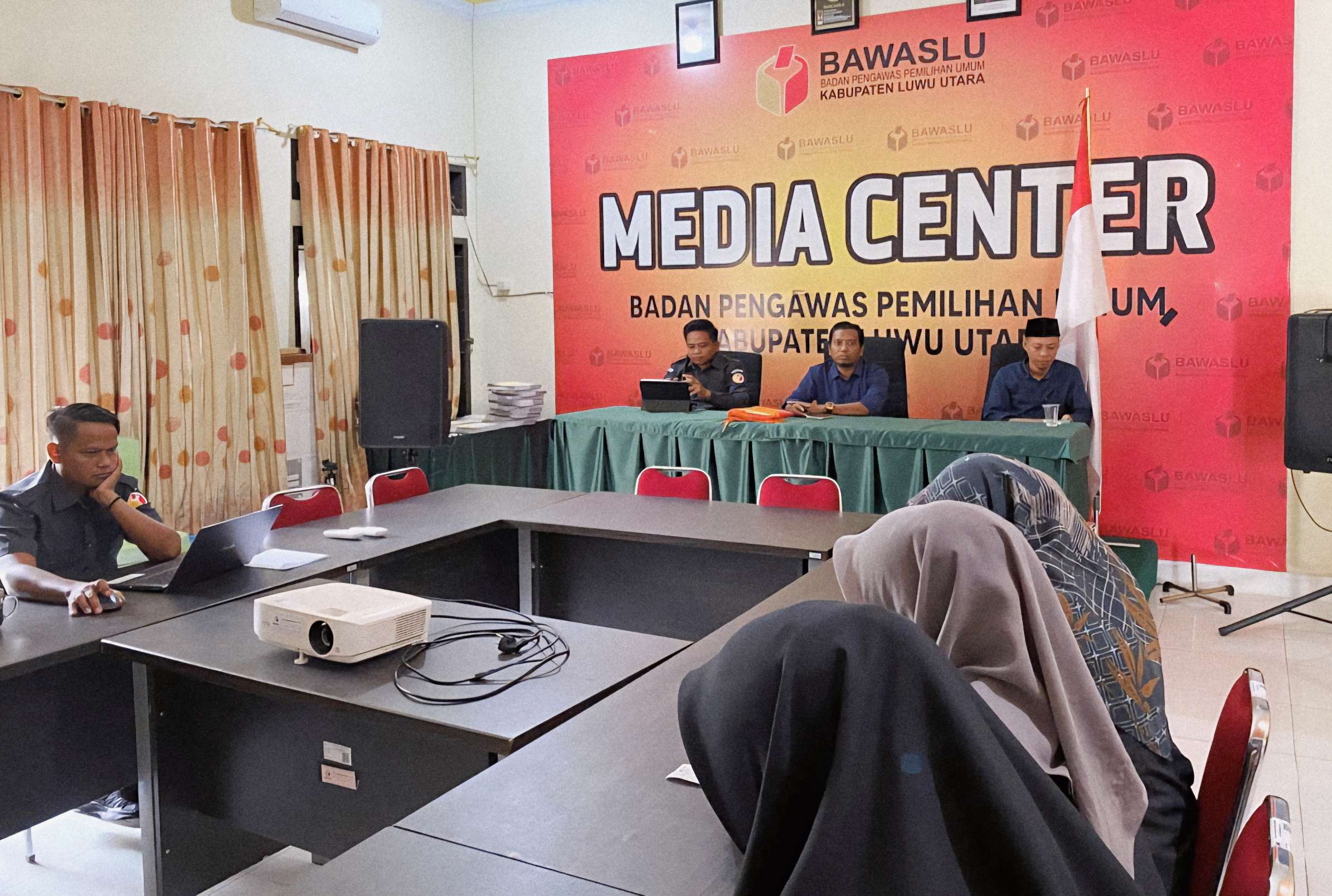 Ketua Bawaslu Luwu Utara Tekankan Pengaktifan Kembali Saka Adhyasta Pemilu dan Persiapan Coklit PDPB pada Rapat Internal