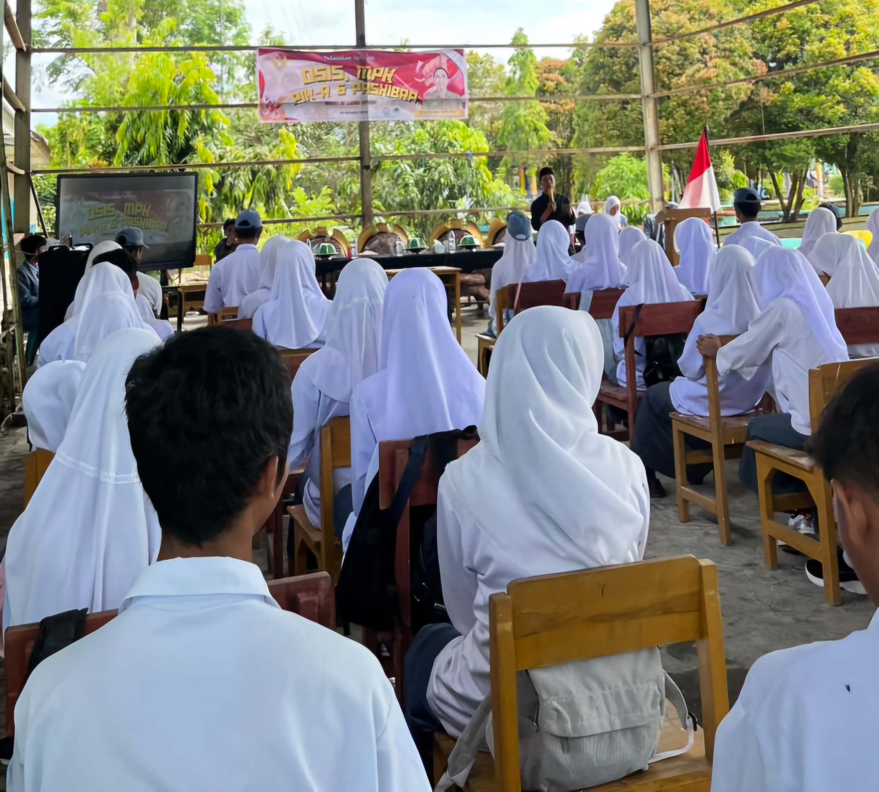Beri Pendidikan Politik, Tasran Hadiri Pelantikan Serentak OSIS, MPK, PIK-R, dan Paskibra di SMA Negeri 12 Luwu Utara.