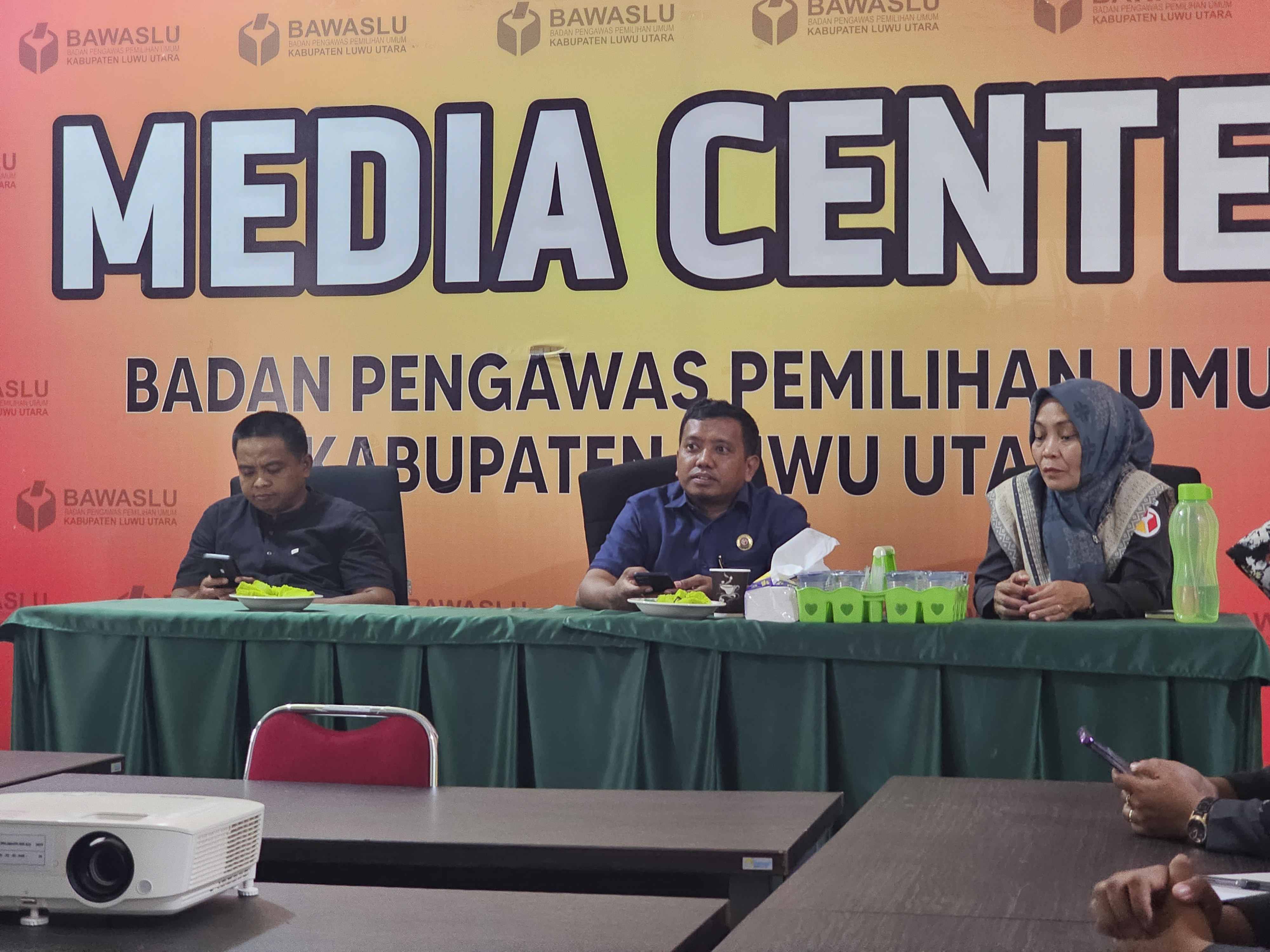 Bawaslu Kabupaten Luwu Utara Gelar Rapat Internal Bahas Pembentukan Pengawas Adhoc dan Kedisiplinan Staf Sekretariat
