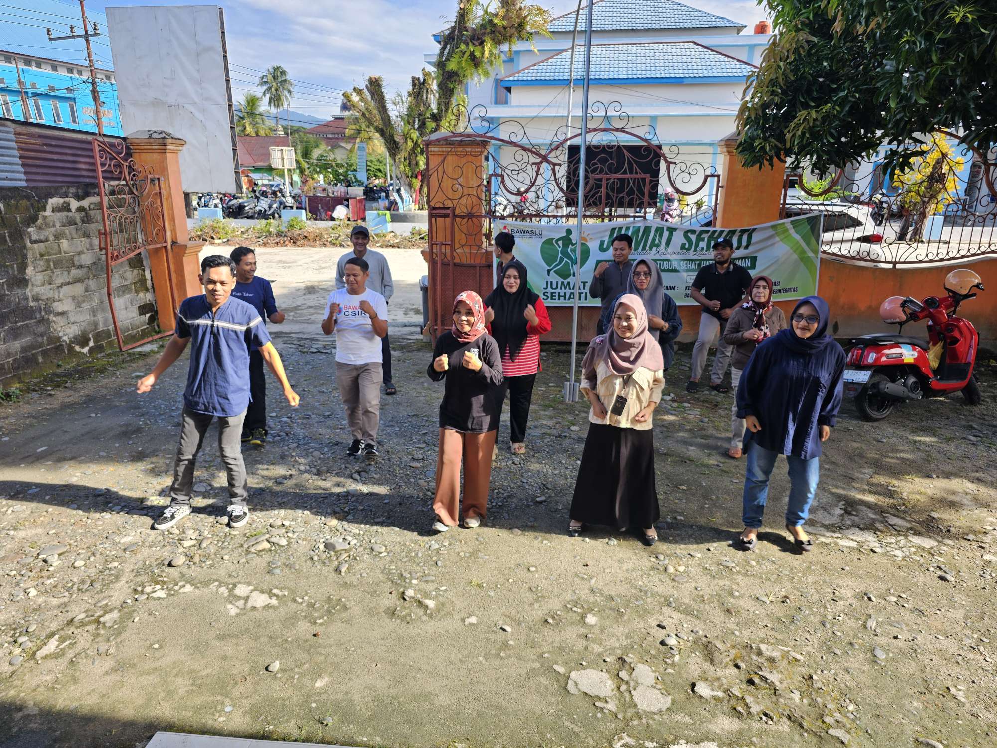 Senam diruang lingkup Sekretariat Bawaslu Kabupaten Luwu Utara 