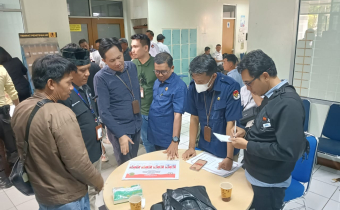 Ketua Bawaslu Luwu Utara Muhajirin lakukan pengawasan langsung terhadap proses percetakan surat suara untuk Pemilihan Bupati dan Wakil Bupati Luwu Utara