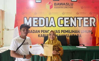 Koordinator Sekretariat Bawaslu Kabupaten Luwu Utara Nurmaidah serahkan langsung sertifikat penghargaan kepada ex Panwascam 